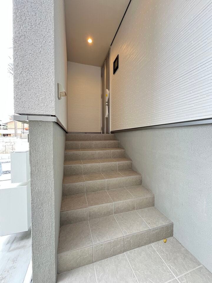 外からの視線を遮り、プライバシーと防犯性を高めます。
(2025年11月28日撮影)