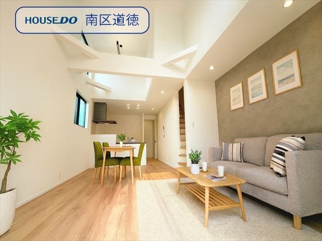 2階リビングには吹き抜けがあり上部から光が差し込みます♪
※画像はイメージです。実際の写真に家具や調度品をCG合成したものです。(家具等は販売に含まれておりません)
(2025年11月28日撮影)