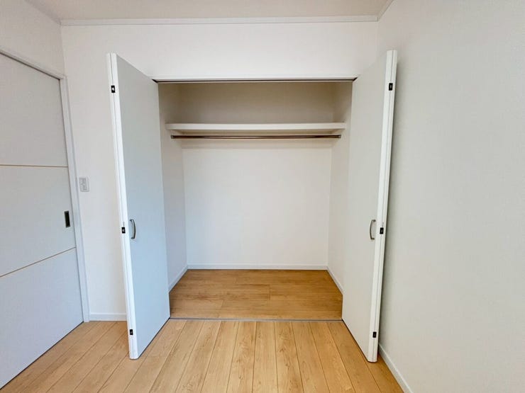 大容量の収納サイズ
突っ張り棒があり、アウター収納にも最適♪