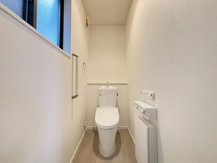 2Fトイレ
奥行きがあるため、広くご使用できます♪