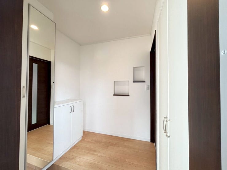 ニッチがあるのでお好きな美術品等を飾れば、
おしゃれに彩れます♪