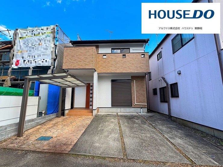 【外観】
白と茶のデザインでかわいらしい外観です!
サイクルポート付きで雨の日でも安心♪