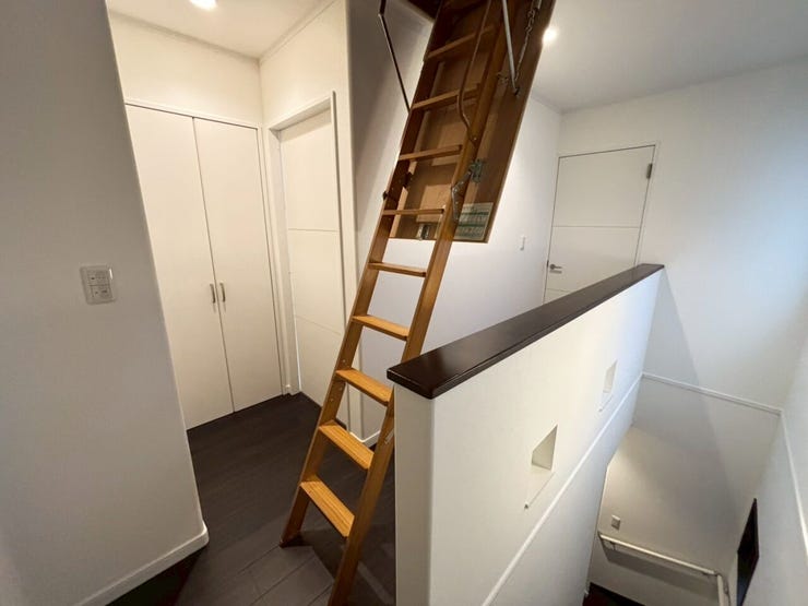 2階廊下です。
小屋裏収納の階段がございます。