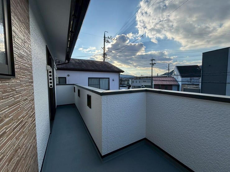 日当たり良好なバルコニーは洗濯をするのも採光を取るのも◎