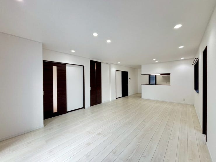 白で統一された清潔感あふれるリビング!
家族団欒、落ち着く空間であります♪