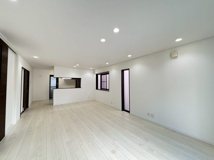 白で統一された清潔感あふれるリビング!
南西向きで4面採光により、日当たりと風通し良好♪