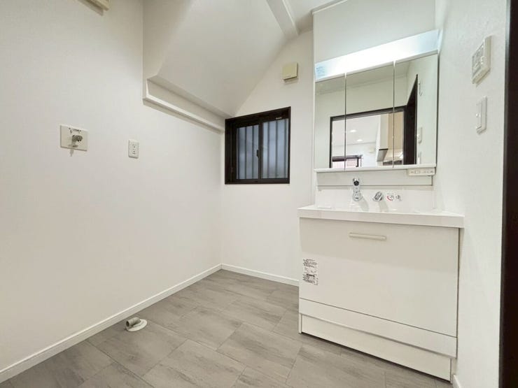 三面鏡で身支度もバッチリですね♪
湿気のこもりやすい洗面所ですが、窓があるため換気良好!