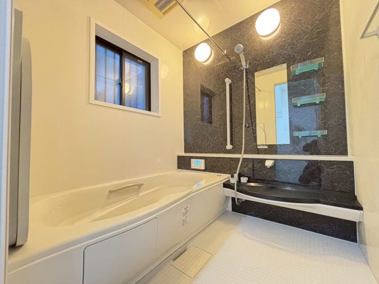 手すり付きなので滑りやすいお風呂場でも安心!
浴室暖房付きでヒートショックにも対応!