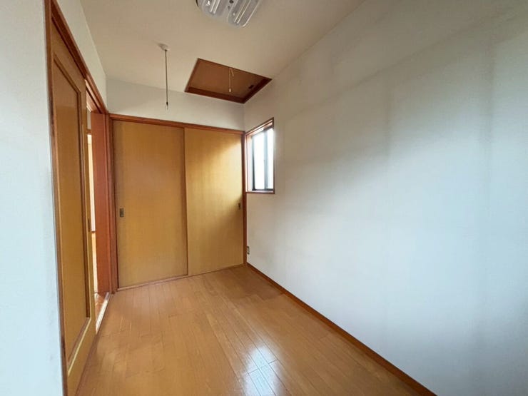 納戸は窓もあり
明かりも取れます。納戸内にも収納がありますので
子供部屋としてもご利用ができますね。