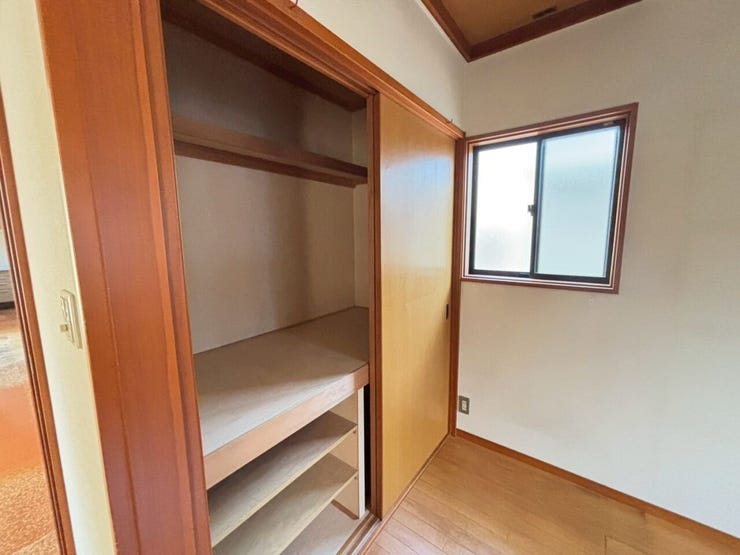 納戸内の収納です!
しっかり棚・パイプがあります。