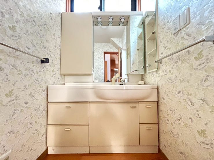 洗面台は広さもあり
化粧台としてのご利用も可能です。
洗面にも窓を完備しておりますので気になる湿気にも問題なく対応できますね!