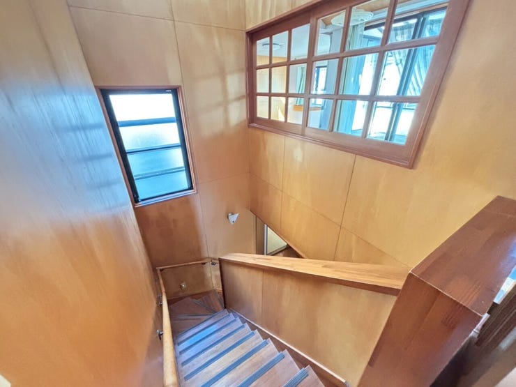 階段は吹き抜けになっておりますので
室内を明るく照らしてくれます。