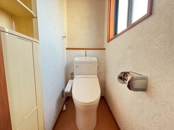2階トイレ
2023年にリフォーム済
温水洗浄便座付・収納もあり使いやすい♪