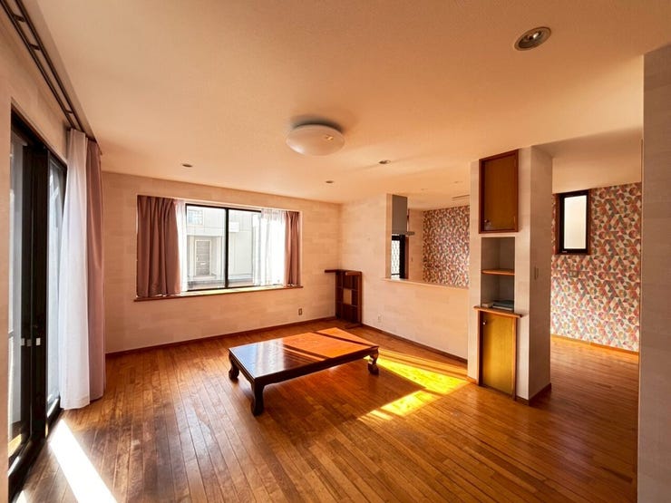 1階リビングです。
窓が大きく明るいので日中は、電気要らない♪