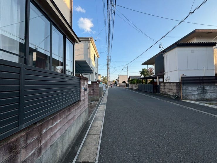 前面道路は6mございますので
広さもありますが交通量も多くない閑静な住宅地です。