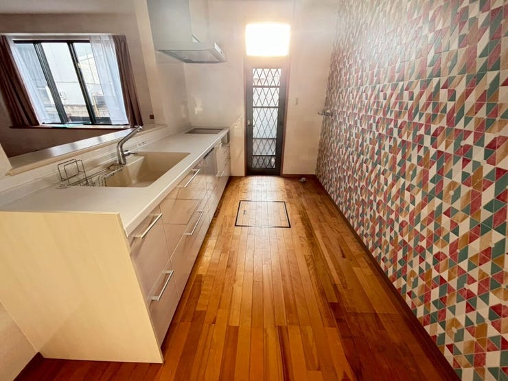 調理スペースがしっかり取られておりますので
お料理もしやすい!
床下収納もございます♪勝手口もあり外水栓もございます。