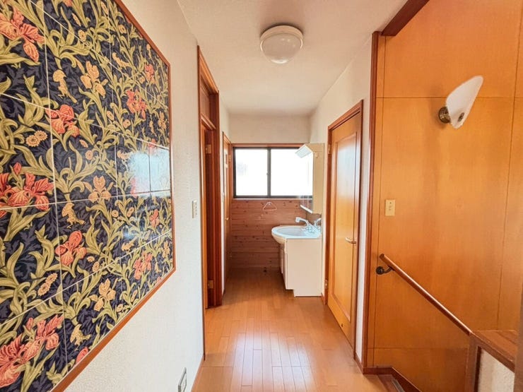 2階廊下です。
吹き抜けと窓があり、電気無しでも明るい内装です!