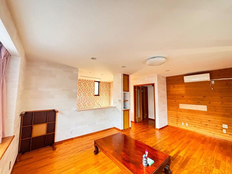 床材は桜の木の無垢材
無垢材ならではの経年変化や温かみをぜひ堪能ください♪