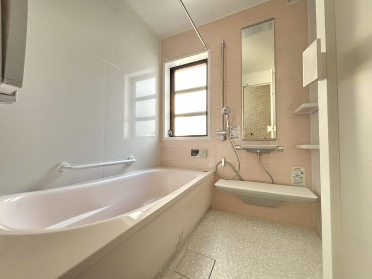 2023年浴室リニューアル!
窓もあり換気も◎浴室換気暖房設備もあるのでヒートショック対策にも便利!足を延ばして入浴のできる1坪サイズ♪