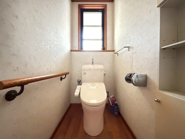 2023年1階トイレ交換
温水洗浄便座付!換気用の窓もあり明るさも◎