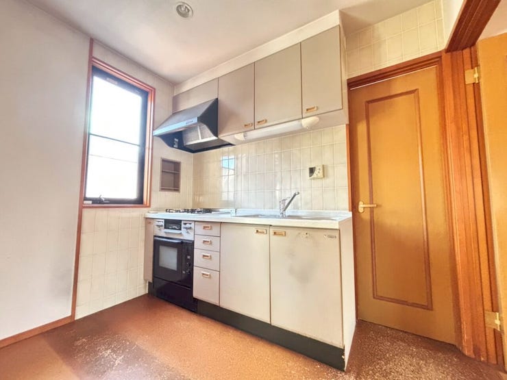 2階のキッチンです。
ガス(都市ガス)のグリルとオーブン完備!
オーブンで「ニシンのパイ」など焼き料理も♪お料理好きの方にもおすすめです。