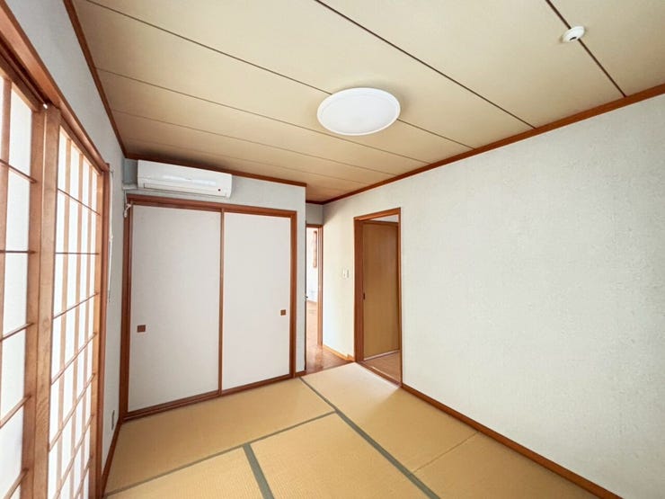 2階の和室です。
バルコニーもあり、日当たり良好!
趣のある和室と納戸もあるので収納力も◎