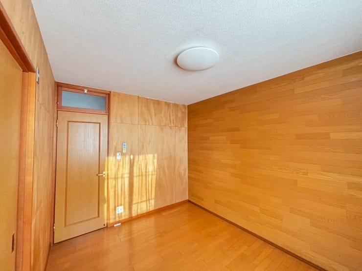 木材を活かした2階洋室です。
クロスを張ってお好みのリフォームもできますね!