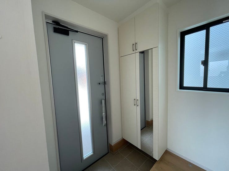 ◇玄関◇ 同仕様
鏡付きのシューズボックスでお出かけ前のチェックにも便利です♪
可動式の棚でスニーカーからブーツまで収納可能です♪