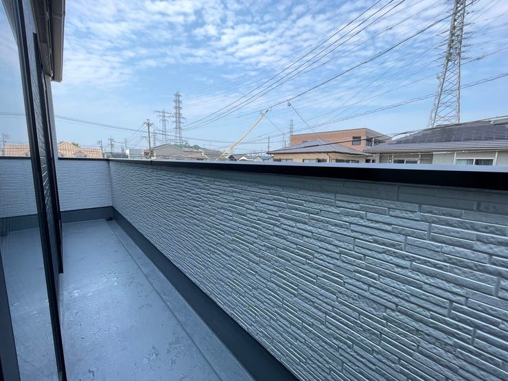 ◇バルコニー◇ 同仕様
2部屋から行き来可能なバルコニーです♪
お布団干しにも便利♪