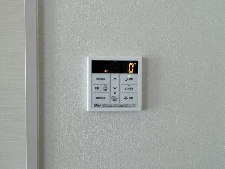 ○オートバスパネル○ 同仕様
いつでも適温のお風呂にはいれるのが嬉しいですね♪
キッチンからの操作もできるので便利です♪