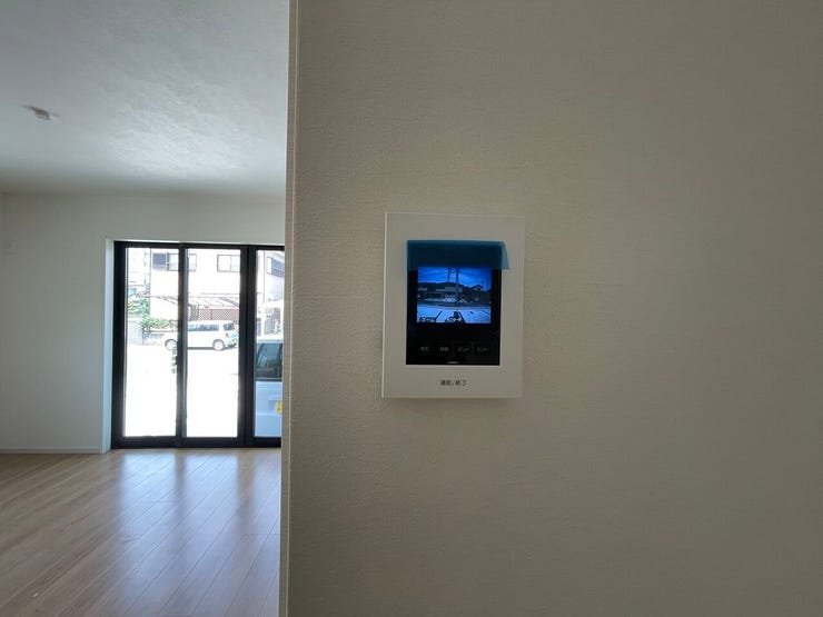 ○カラーモニター付インターホン○ 同仕様
不在時の訪問は自動で録画されます。
訪問者の顔が確認できるのでお子様の留守番にも安心です♪