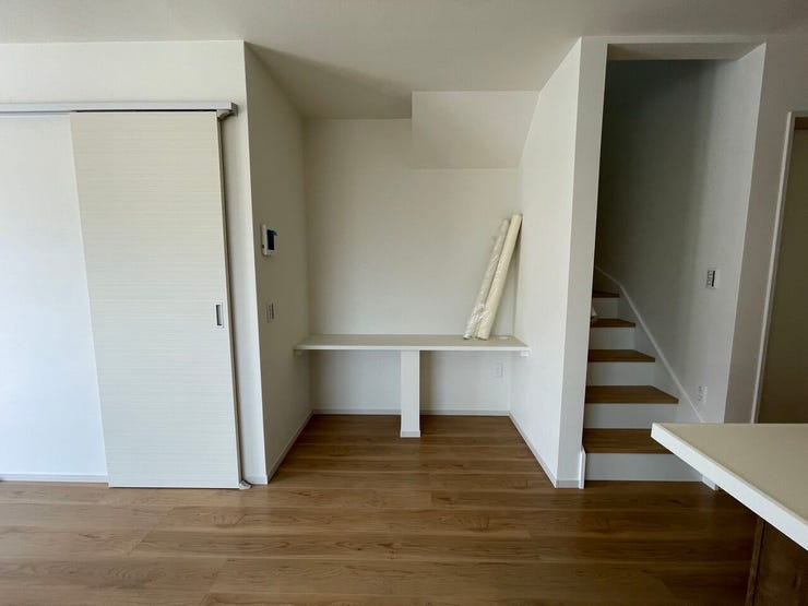 ◇スタディカウンター◇ 同仕様
リビングにはパソコン作業やお子様の勉強机にもなるスタディカウンター設置♪