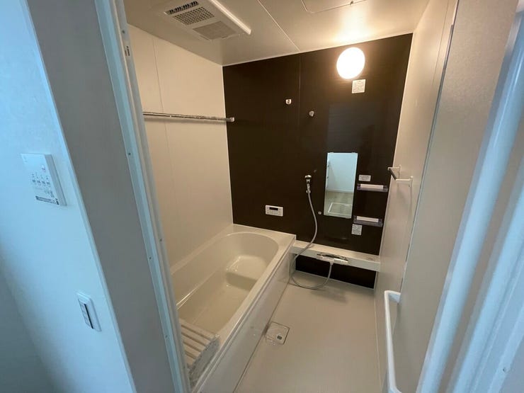 浴室
一坪サイズの浴室で足が伸ばせて快適です♪
浴室暖房乾燥機付で、雨の日でも洗濯物が乾かせます♪