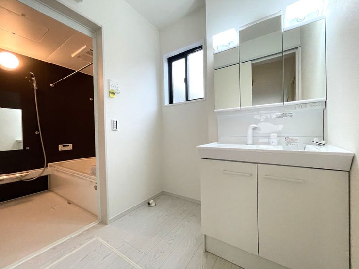 ◇洗面所◇ 同仕様
シャワー付き洗面化粧台♪
三面鏡付で朝の身支度もラクラクです♪
