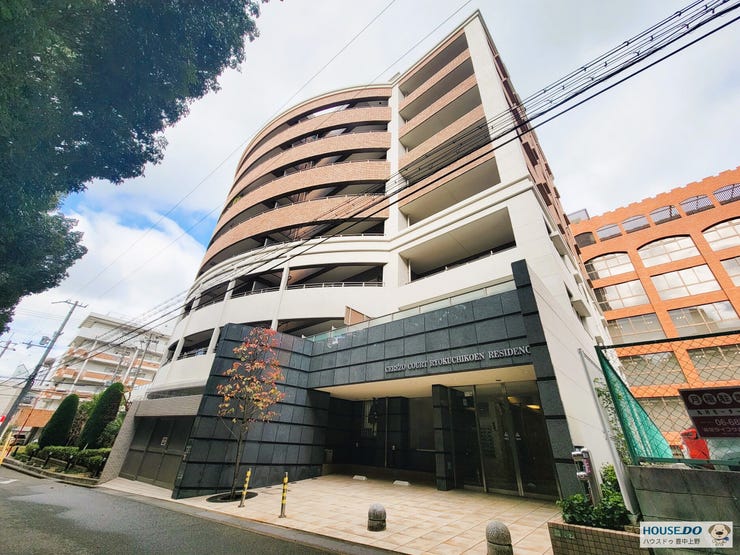 【外観】
北大阪急行「緑地公園駅」徒歩約2分!緑道に面した緑豊かな住環境が魅力です。オートロック・宅配ボックス完備で安心。ペット相談可能な物件です。