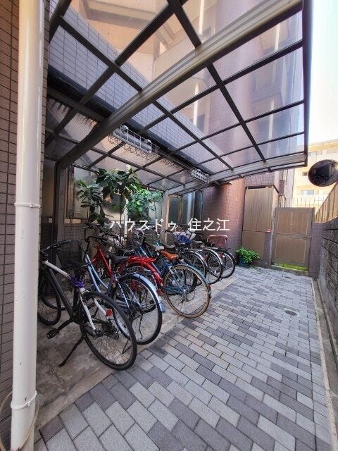 ★屋根付きの駐輪場ですので雨の日も安心。サドルが濡れる事も無いですね!