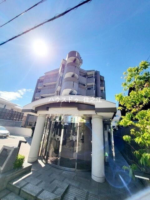 ★エントランスには庇(屋根)がございますので雨の日も安心♪