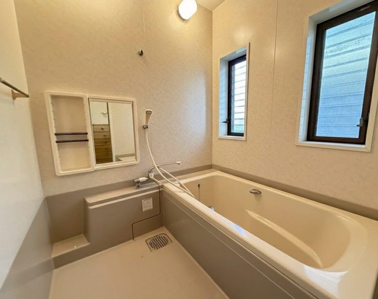 明り取りの窓もあって採光と通風にいいですね♪
※画像は一部加工しております。