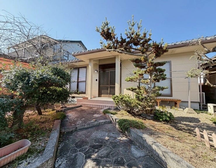 【外観】
道路からの落ち着いたアプローチを抜ければ見えてくる、かわいらしい平屋です♪