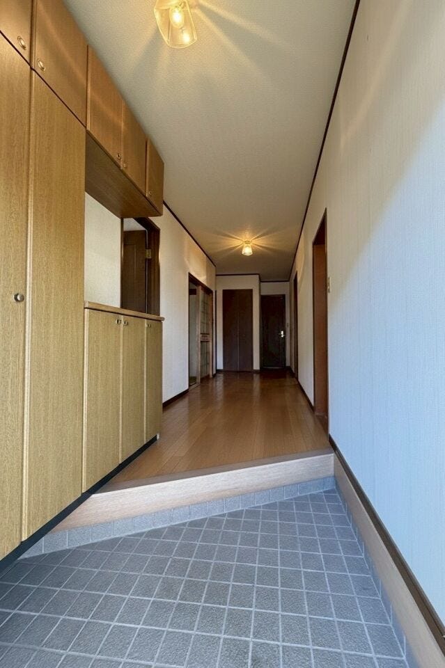 シューズボックス付きの玄関です♪家のセンターに廊下があり、生活動線は◎
※画像は一部加工しております。