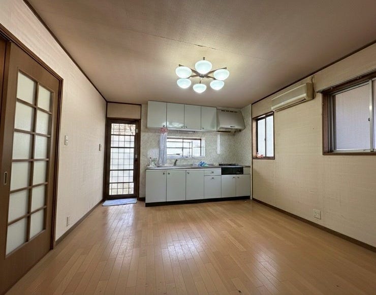 勝手口のあるダイニングです♪
※画像は一部加工しております。