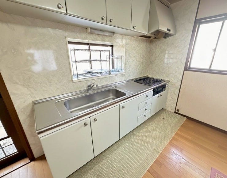 高さもちょうどよく使いやすいキッチンです♪明り取りの窓もあって風通しも良さそうです♪
※画像は一部加工しております。