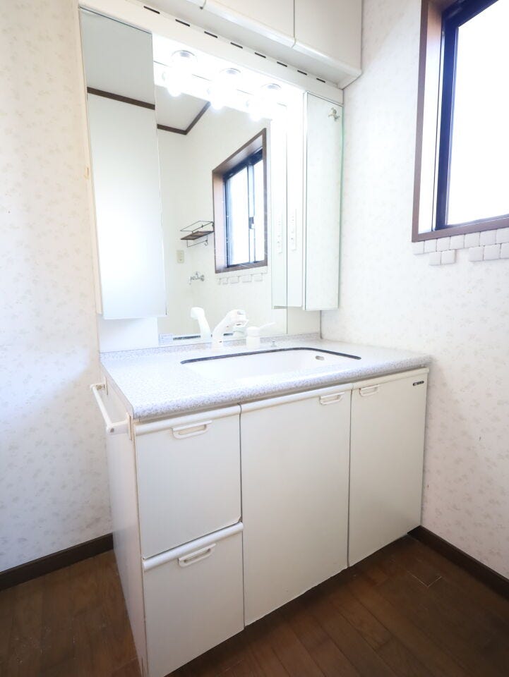 収納箇所が豊富な洗面台。朝の忙しい時間の身支度も大きな鏡でゆったりと支度ができます。
