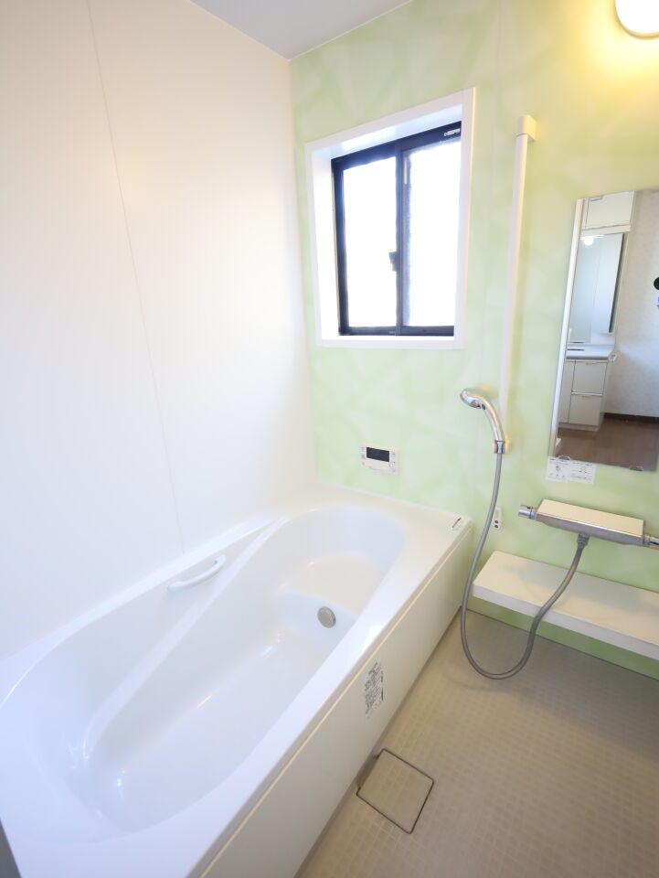 自然の光が差し込む、開放的な浴室。心地よいリラックスタイムを叶えます。