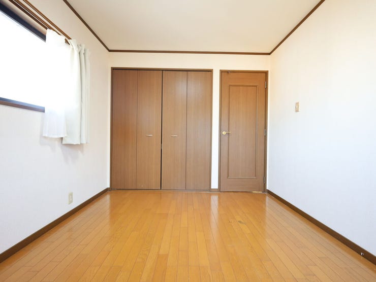 心地よい日差しが差し込む明るい洋室です。清潔感のあるフローリングがお部屋に馴染み、心地よい空間を演出します。