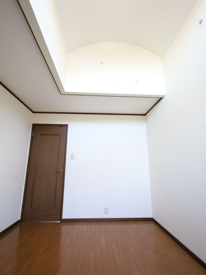 お子様部屋としてお使いいただける洋室です。バルコニーに面した、開放的で心地よい空間です。