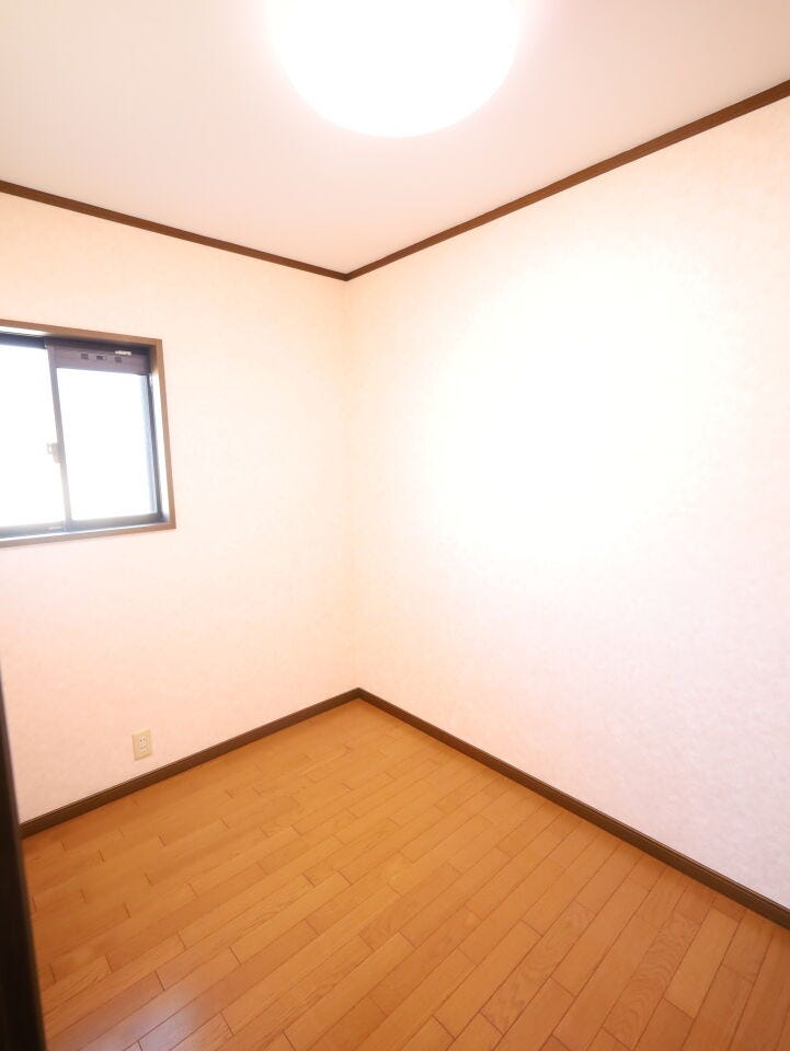 約3帖分の納戸がございます。普段使わない季節の家電や大切に保管しておきたい物などをたっぷりしまえる家族共有の大型収納としても利用できます。