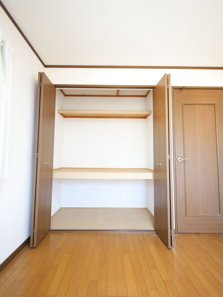 上部棚付きで便利なクローゼット。スッキリ収納で空間を有効活用!