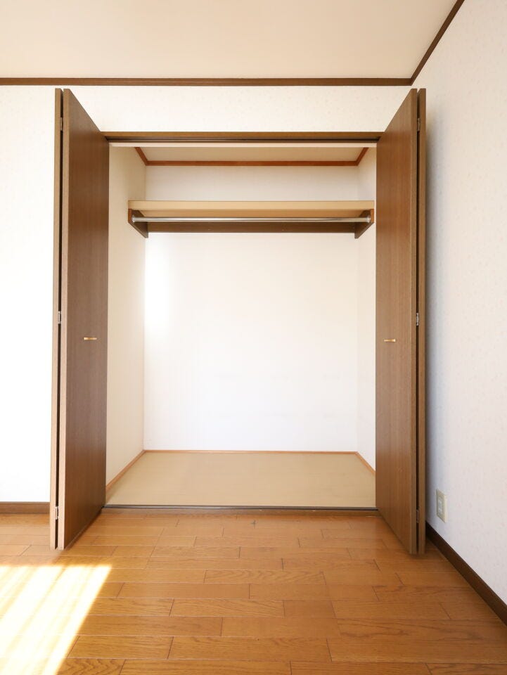 枕棚とハンガーパイプ付きでパッと一目で分かるきちんと整理されたクローゼットが叶います◎