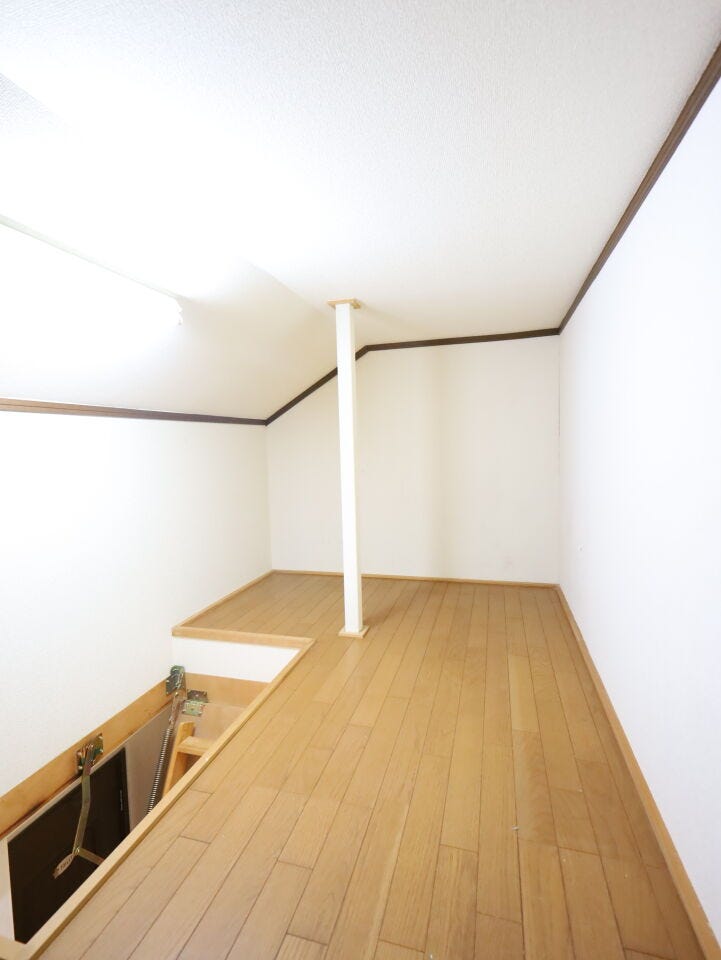 2階おどり場から屋根裏収納へ。固定階段付で荷物の出し入れもしやすく、使い勝手◎です!